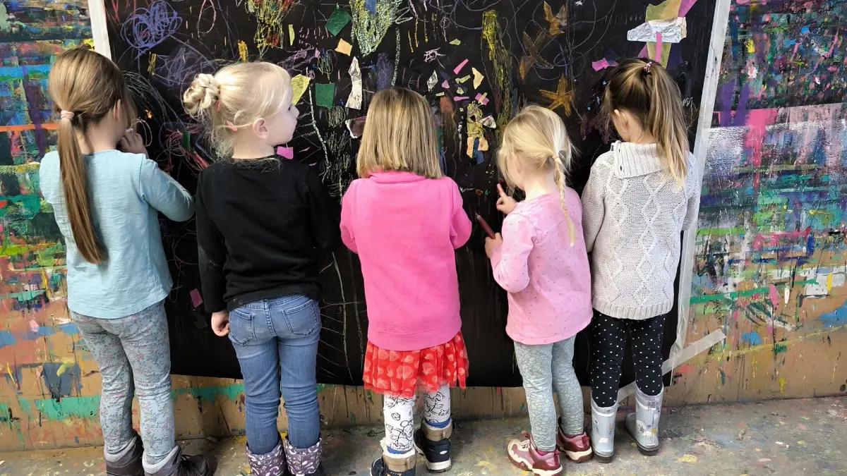 In der Künstlerischen Frühförderung werden die Kinder spielerisch und altersgerecht an die Bildende Kunst herangeführt.