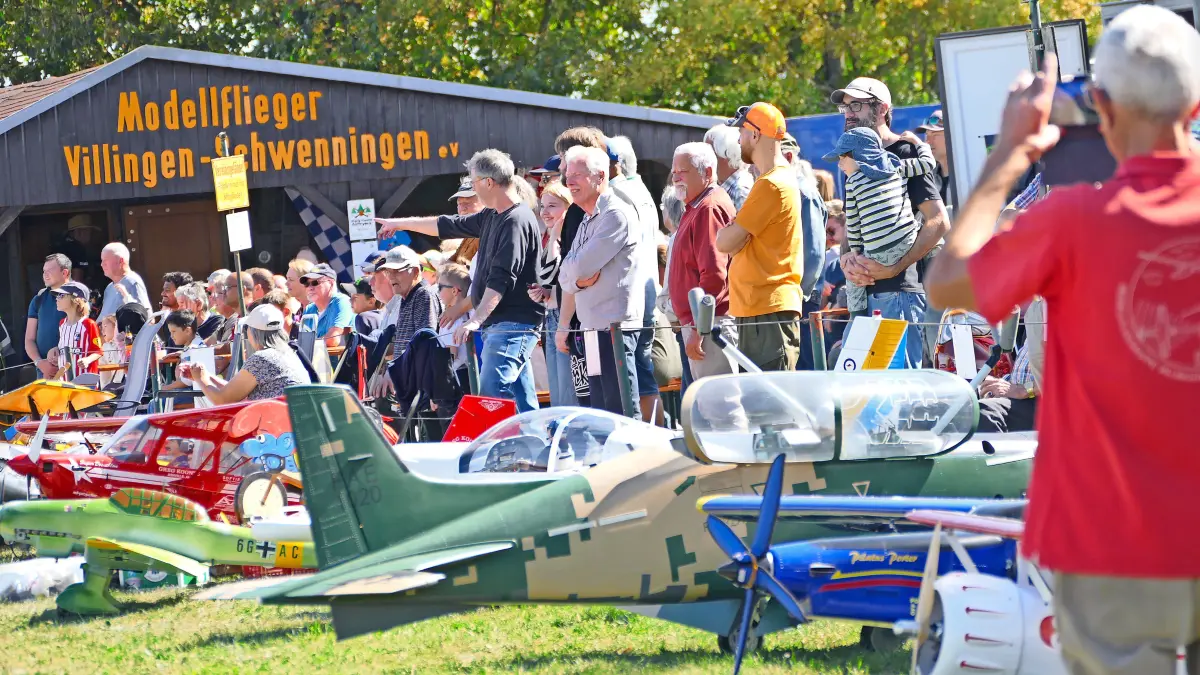 Das Publikum beobachtet staunend die Flugvorführungen.