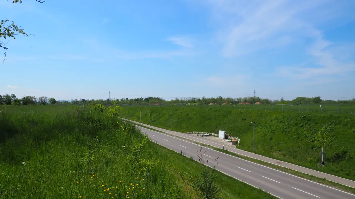 Oberhalb der Böschung der Nordwestumfahrung von Haltingen soll eine Freiflächen-Photovoltaikanlage entstehen. Bislang dient sie einem Reitstall zur Versorgung der Tiere.