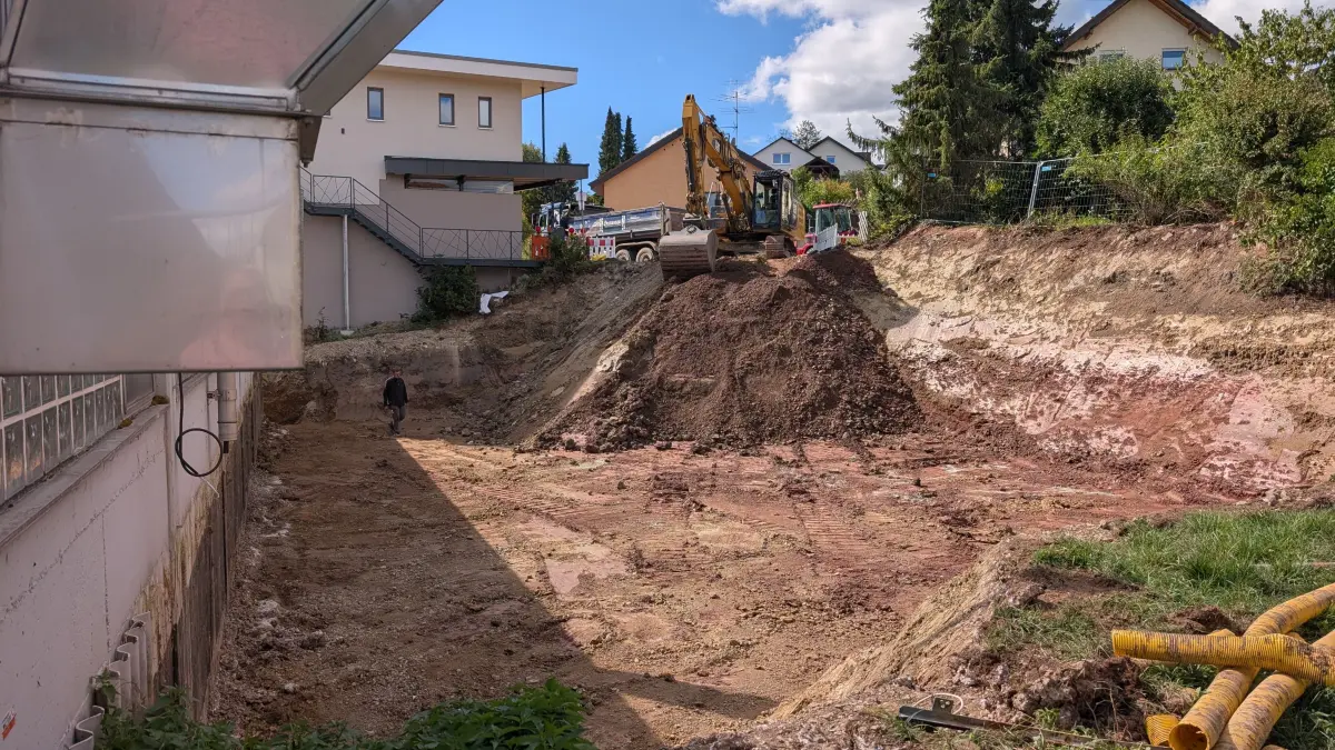 Unmittelbar nach der Vergabe starteten nun die Erdarbeiten für den An- und Umbau des Niedereschacher Feuerwehrgerätehaus.