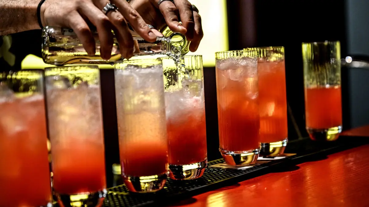 Barkeeper mixt Cocktails: ARCHIV - Der Arbeitgeber kann Nebenjobs nur dann verbieten, wenn sie in Konflikt mit dem Hauptjob geraten. (zu dpa: «Kann der Arbeitgeber einen Nebenjob verbieten?») Foto: Britta Pedersen/dpa/dpa-tmn - Honorarfrei nur für Bezieher des dpa-Themendienstes +++ dpa-Themendienst +++