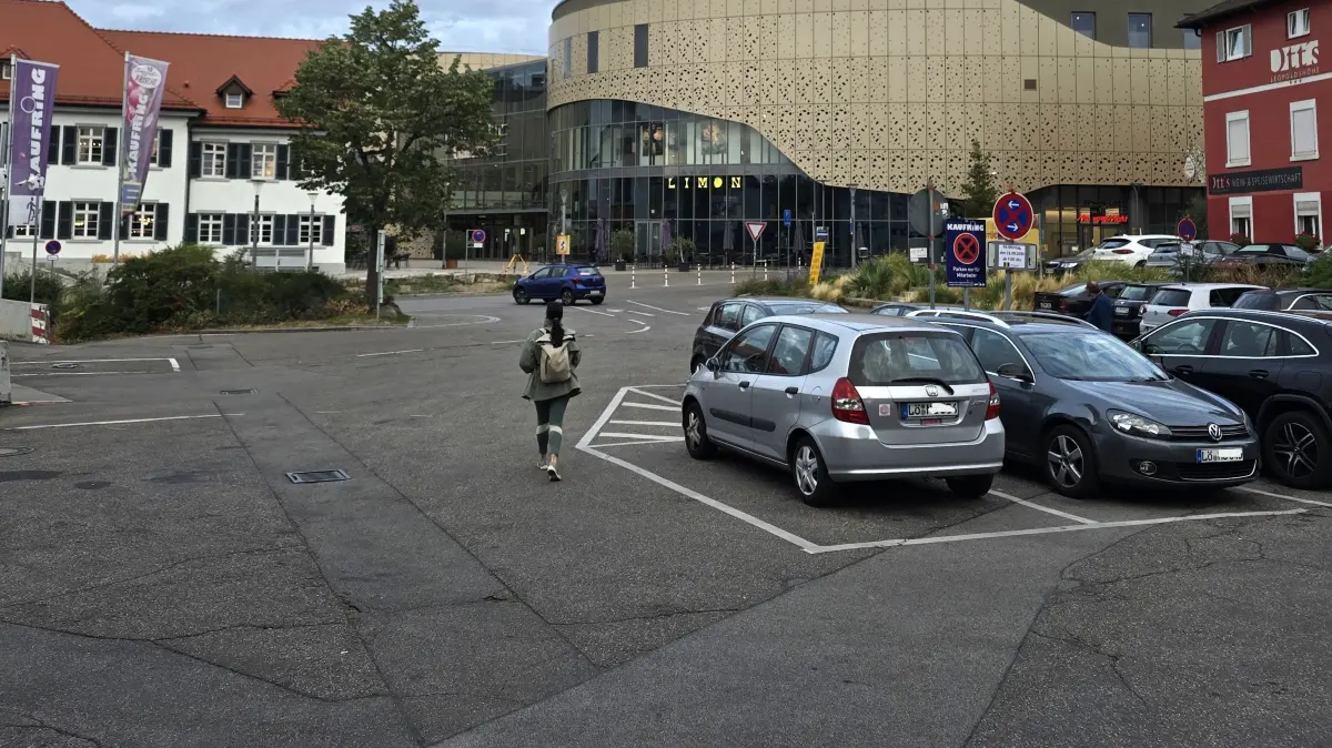 Die Baumaßnahmen für die Fußgängerverbindung zwischen Rathausplatz und Dreiländergalerie beginnen in Kürze. Die Verbindung, begleitet von fünf neu zu pflanzenden Bäumen, führt über die Müllheimer Straße hinweg und über den Platz vor dem Kaufring-Parkdeck.