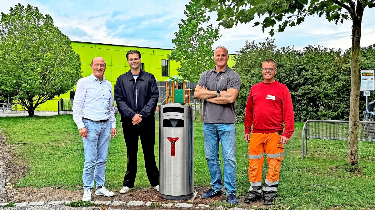 von links: Bürgermeister Jonathan Berggötz, Kim Deitlaff, McDonalds Filialleiter Jörg Deitlaff und Bauhofleiter Michael Liedtke am neuen Abfallbehälter bei der Dirt-Bike-Strecke.