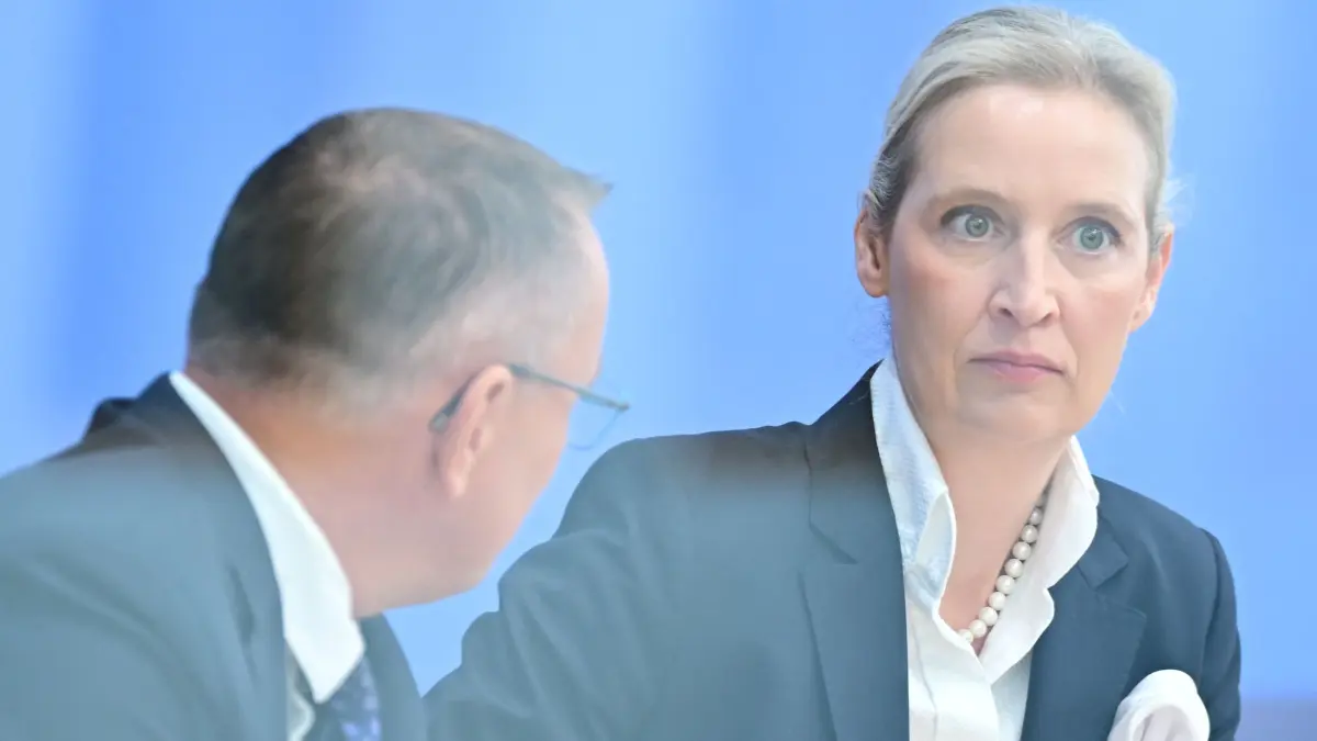 Nach den Landtagswahlen - AfD: 21.09.2026, Berlin: Die AfD-Vorsitzenden Alice Weidel und Tino Chrupalla, sitzen in der Bundespressekonferenz. Am Sonntag (20.09.2026) fanden in Mecklenburg-Vorpommern und Berlin die Wahlen zum Landtag beziehungsweise Abgeordnetenhaus statt. Foto: Sebastian Gollnow/dpa +++ dpa-Bildfunk +++