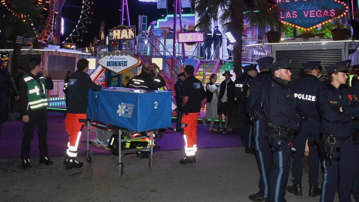 Münchner Oktoberfest: Polizeibeamte und Rettungskräfte sind an einem Unfallort im Einsatz. Auf dem Oktoberfestgelände in München war es an einem Fahrgeschäft zu einem Unfall gekommen. (zu dpa: «Unfall an Wiesn-Fahrgeschäft: Mitarbeiter in Lebensgefahr»)