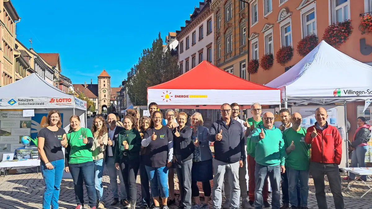 Oberbürgermeister Jürgen Roth gemeinsam mit den Akteuren des Nachhaltigkeitstages auf dem Latschariplatz
