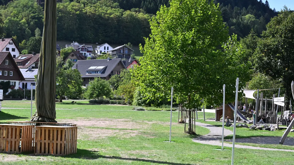 Im Freizeitgelände Heilig-Garten müssen Erdarbeiten vorgenommen werden, da der Boden durch Festveranstaltungen stark verdichtet ist und Wasser schlecht versickert.