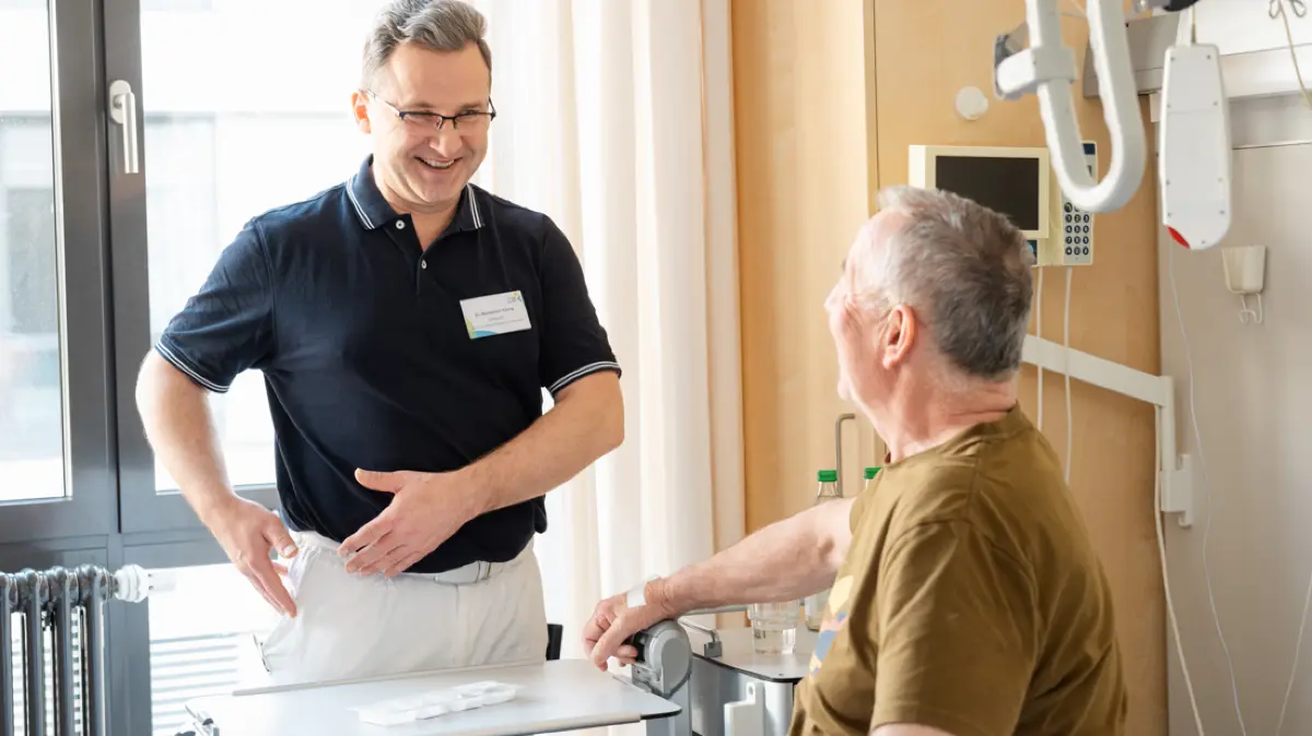 „Unser Ziel ist es, gerade bei älteren Patienten eine möglichst schnelle und sichere Mobilisation zu ermöglichen. Moderne minimalinvasive Verfahren können dabei einen wichtigen Beitrag leisten“, erklärt Dr. Benjamin König, Chefarzt der Klinik für Unfallchirurgie und Orthopädie am Zollernalb Klinikum.