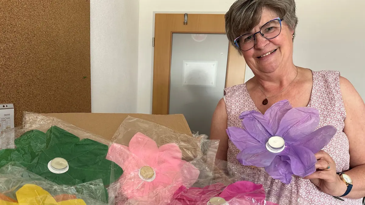 Sabine Gesekus ist Koordinatorin im Hospiz Förderverein VS und weiß, wie man den grauen Schleier nach zahllosen Therapien und viel Leiden zugunsten von etwas mehr Farbe, Freude und vor allem Menschlichkeit am Lebensende verdrängt.