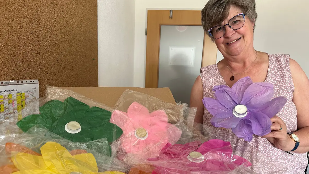 Sabine Gesekus ist Koordinatorin im Hospiz Förderverein VS und weiß, wie man den grauen Schleier nach zahllosen Therapien und viel Leiden zugunsten von etwas mehr Farbe, Freude und vor allem Menschlichkeit am Lebensende verdrängt.