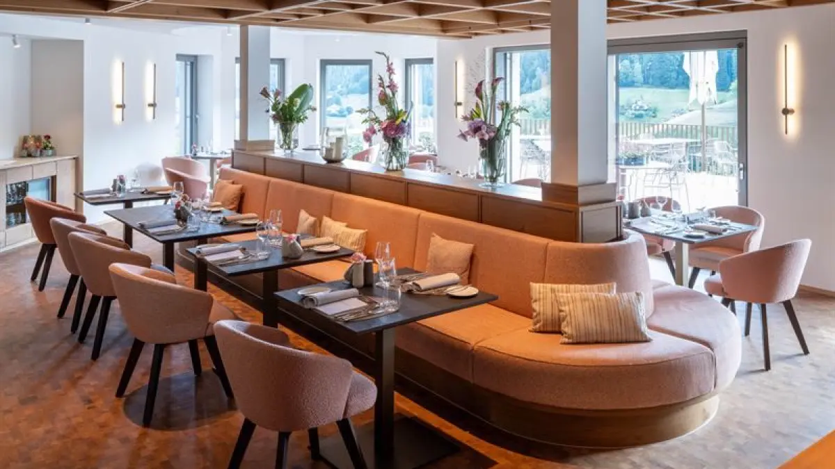 Das zentrale Hausgastrestaurant Silberberg der Traube Tonbbach wurde umfassend erneuert und um eine große Außenterrasse mit Blick ins Tonbachtal erweitert.