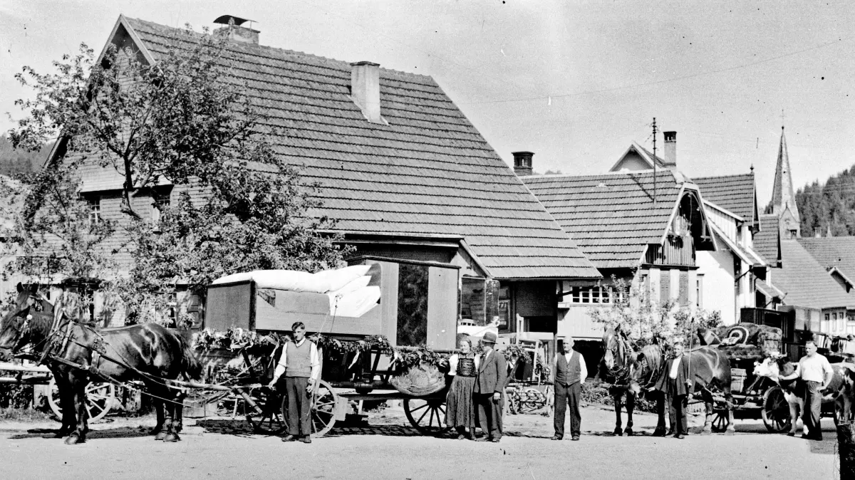 Der Schreiner Heinrich Jäckle (rechts vom Hochzeitspaar), stattete Brautleute mit ihren ersten Möbeln.