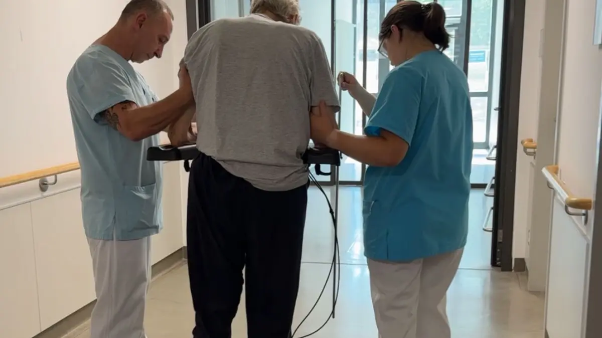 Mit 90 Jahren war dieser Patient noch aktiv und mobil. Ein Sturz änderte dies. Doch mit einer minimalinvasiven Operation seines komplexen Hüftpfannenbruchs erlangt er nun wieder Mobilität.