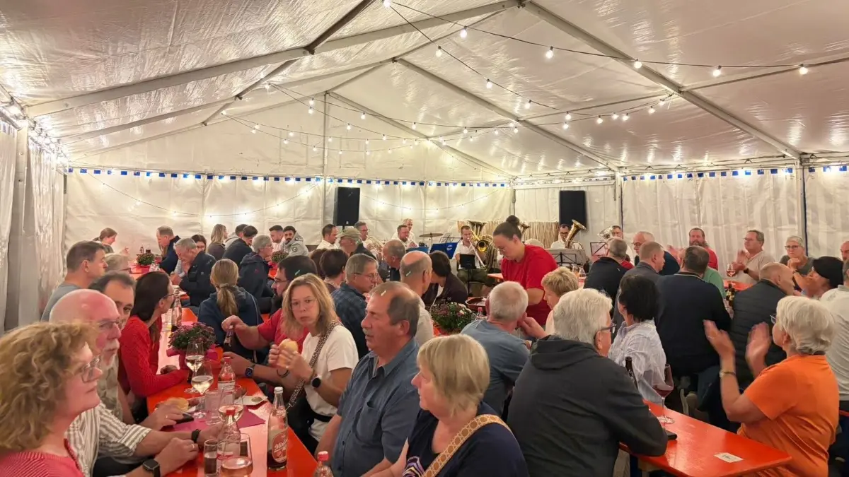 Gut gefüllt war das Festzelt beim Weinfest der Weilheimer Hutzlabäuch.