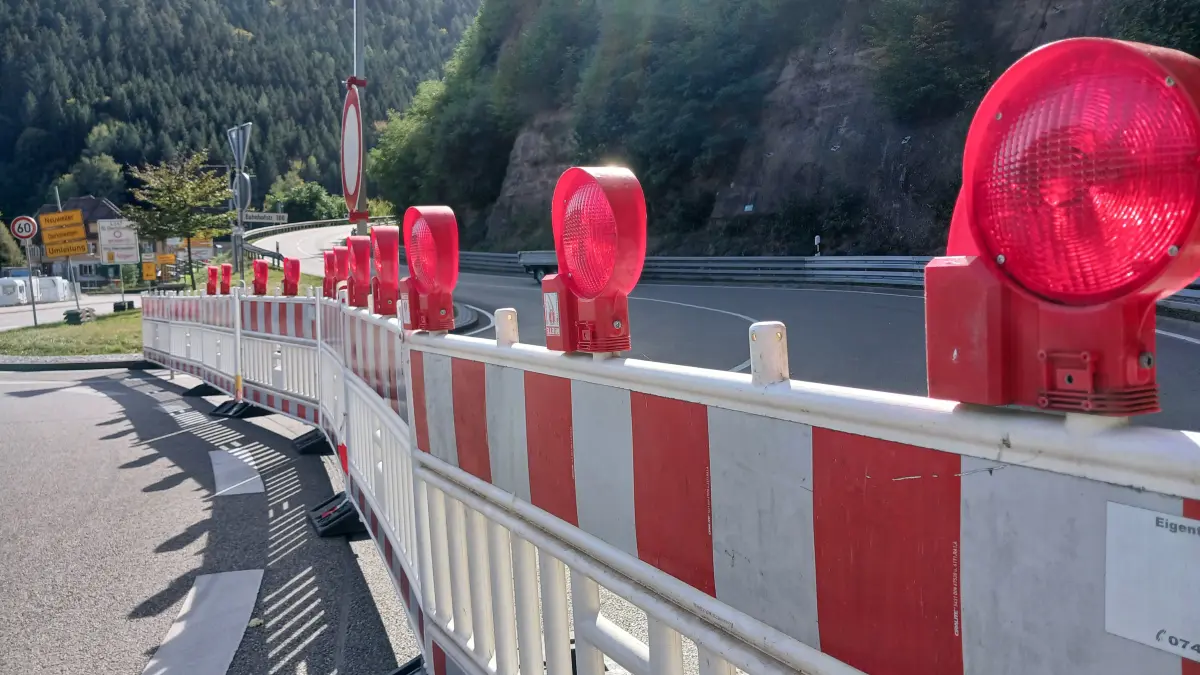 Die Straße ist voll gesperrt.