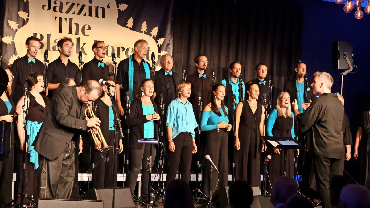Bekannte Jazzstandards neu gedacht: Der Freiburger Jazzchor verband instrumentale Klassiker mit Text und Chor und Trompeter Joo Kraus setzte zusätzliche Akzente.