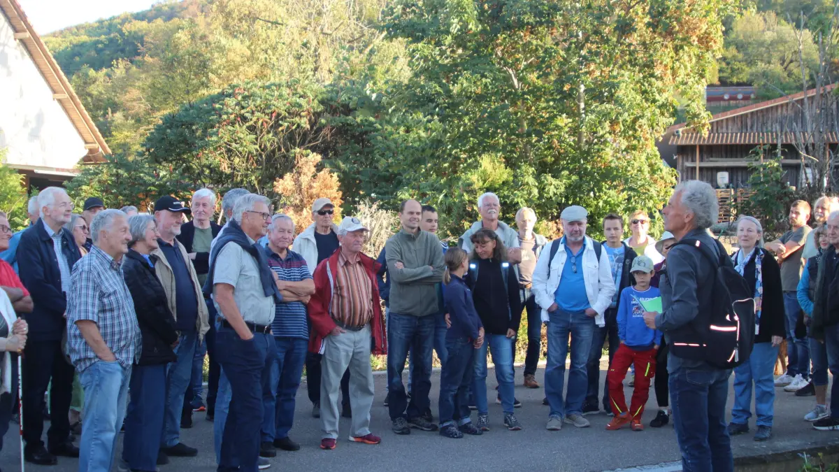 Für die Touren von Christof Schwald (vorne rechts) vom Geschichts- und Kulturverein Maulburg interessieren sich stets sehr viele Bürger. Beim jüngsten Rundgang ging es um den historischen Floßkanal.
