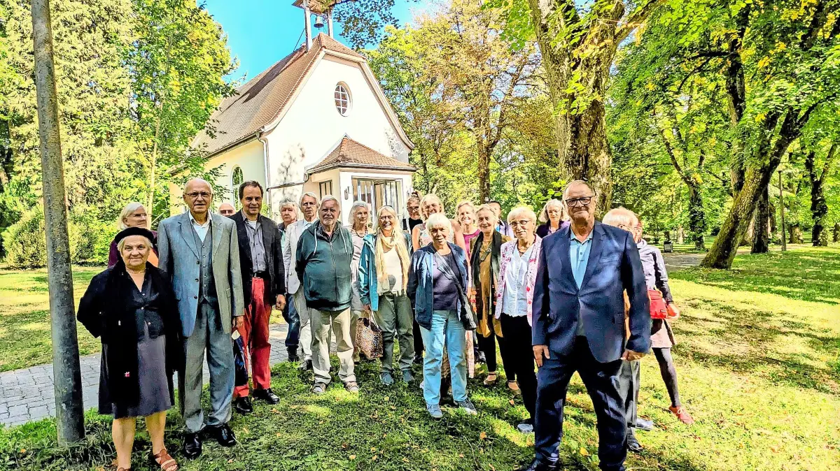 Die Christengemeinschaft Villingen-Schwenningen ist seit 20 Jahren in der Sophienkirche auf dem Alten Friedhof in Schwenningen beheimatet. Zum Kirchweihfest kam am Sonntag auch Oberbürgermeister Jürgen Roth (rechts) vorbei.