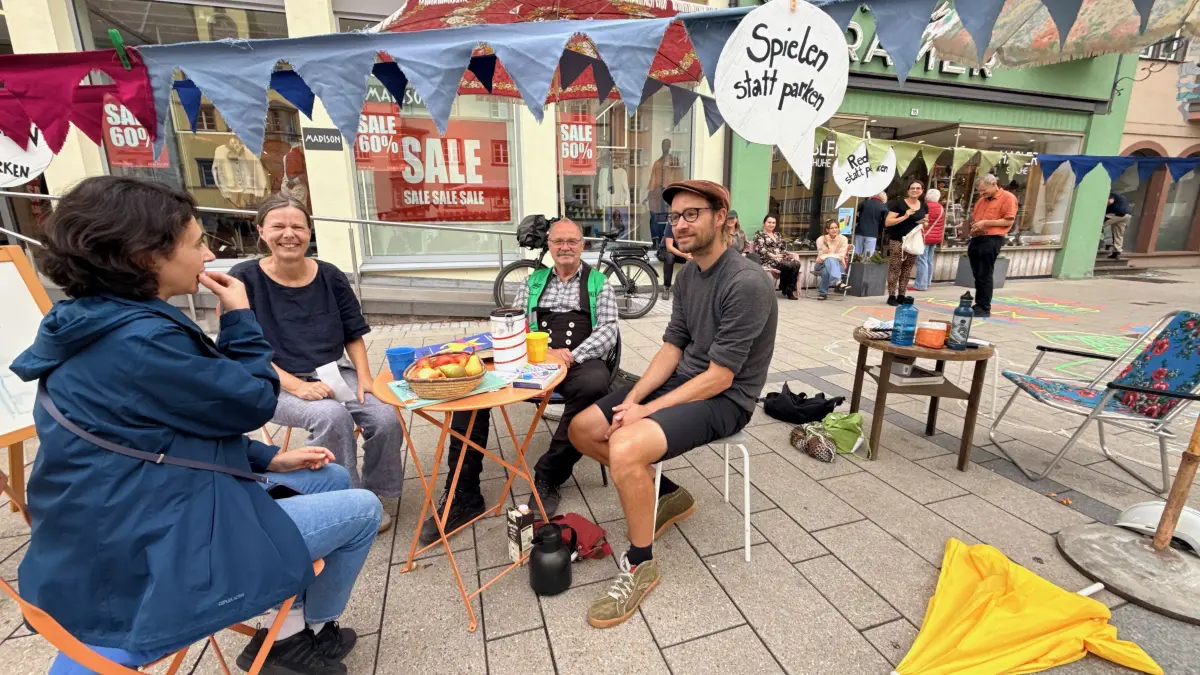 Beim zweiten Park(ing)Day wurde am Freitag so mancher Parkplatz zur Chillout-Zone, oder zum Outdoor-Wohnzimmer.