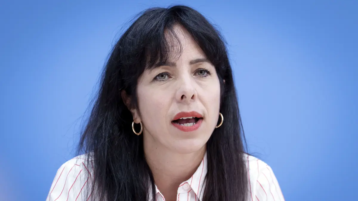Bundespressekonferenz: Die Linke - Auswirkungen der Landtagswahlen in Berlin und Mecklenburg-Vorpommern auf die Bundespolitik: Elif Eralp bei der Bundespressekonferenz 'Die Linke - Auswirkungen der Landtagswahlen in Berlin und Mecklenburg-Vorpommern auf die Bundespolitik' im Haus der Bundespressekonferenz. Berlin, 21.09.2026