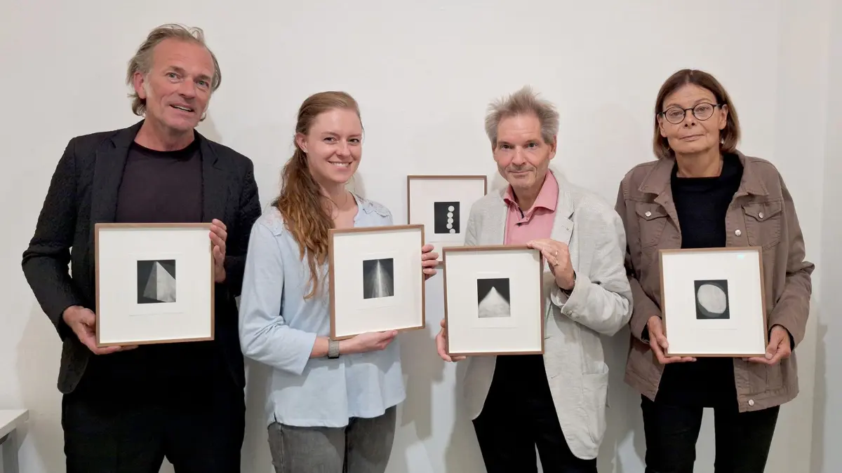 Die Jury mit Werken der Preisträgerin Majla Zeneli (von links): Mathias Hornung, Dr. Julia Berghoff, Dr. Günter Baumann, Professor Bettina van Haaren.
