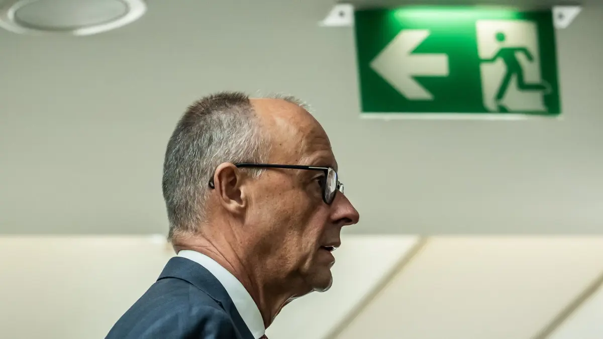 Nach den Landtagswahlen - CDU Berlin: Bundeskanzler Friedrich Merz (CDU) geht nach den Landtagswahlen in Berlin und Mecklenburg-Vorpommern zur Sitzung des Bundesvorstands im Konrad-Adenauer-Haus, der Bundeszentrale der CDU. (zu dpa: «Merz: Niemand in CDU-Führung hat Personalfrage gestellt»)