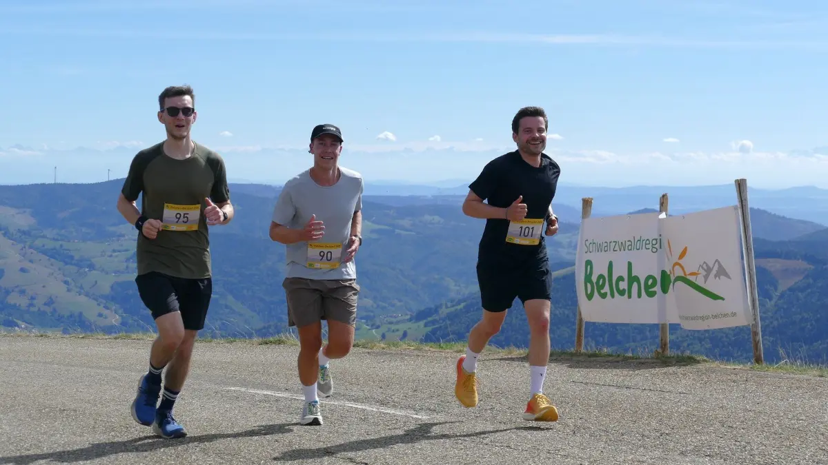 Kurz vor dem Zieleinlauf am Belchenhaus hatten die Läufer einen traumhaften Ausblick auf die herbstliche Schwarzwaldkulisse.