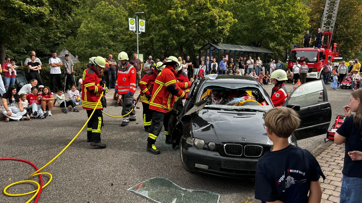 Die Feuerwehren aus Unterhaugstett und Maisenbach-Zainen simulierten einen Verkehrsunfall.