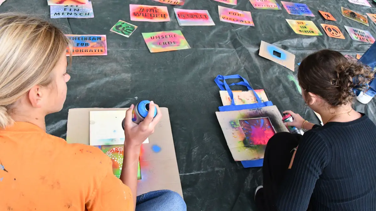 Ein Workshop widmete sich dem Thema „Stofftaschen besprühen – Vielfalt sichtbar machen“. Auf vielerlei Weise befassten sich die Realschüler und Gymnasiasten am Montag mit den Themen Demokratie und Meinungsvielfalt.