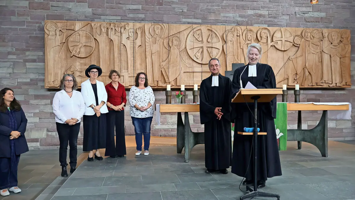 Dekanin Dekanin Elke Schott verabschiedete im Rahmen eines Gottesdienstes in der Markuskirche Pfarrer Udo Stober.