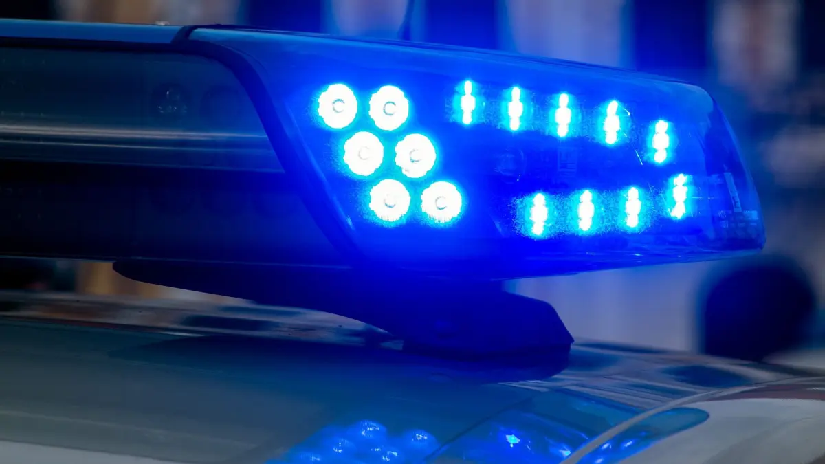 Unfall auf Bundesstraße: Ein Blaulicht der Polizei leuchtet auf. (zu dpa: «Fünf Verletzte bei Unfall auf der B104 nahe Cölpin»)