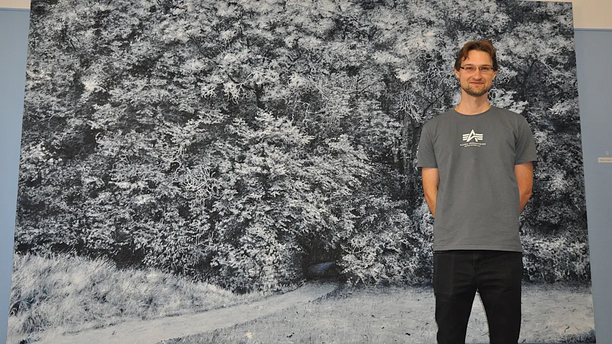 Was sich in diesem Wald wohl alles versteckt? Zwei Jahre investierte Wladimir Fuchs in sein Werk „Pfad zur Pareidolie“, das er im Rahmen der Aktion „Kunst unterm Schirm“ den Besuchern präsentierte.