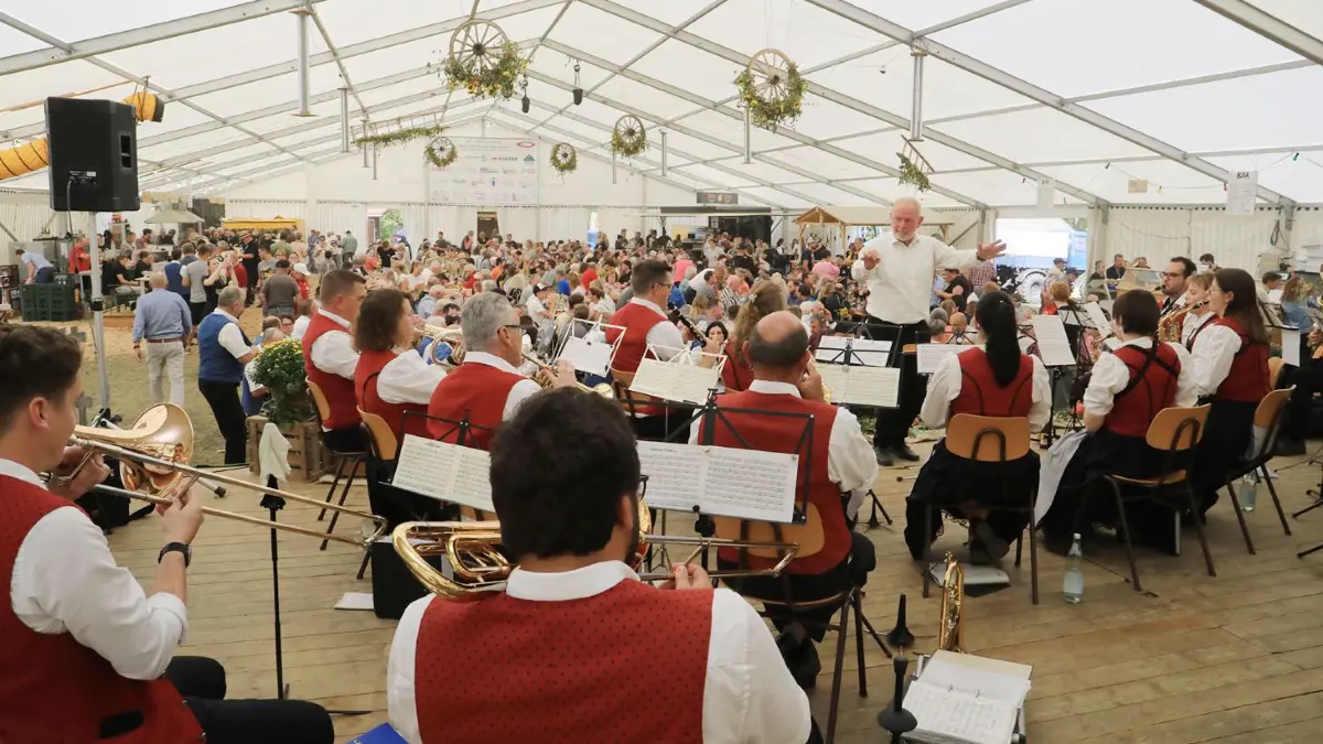 Historische Fahrzeuge, zünftige Blasmusik und beste Stimmung: Das Herbstfest in Grünmettstetten lockte bei strahlendem Sonnenschein zahlreiche Besucher auf das Festgelände.