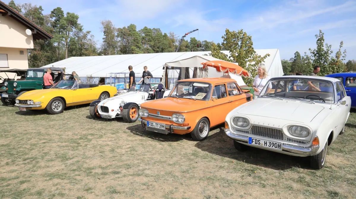 Historische Fahrzeuge, zünftige Blasmusik und beste Stimmung: Das Herbstfest in Grünmettstetten lockte bei strahlendem Sonnenschein zahlreiche Besucher auf das Festgelände.