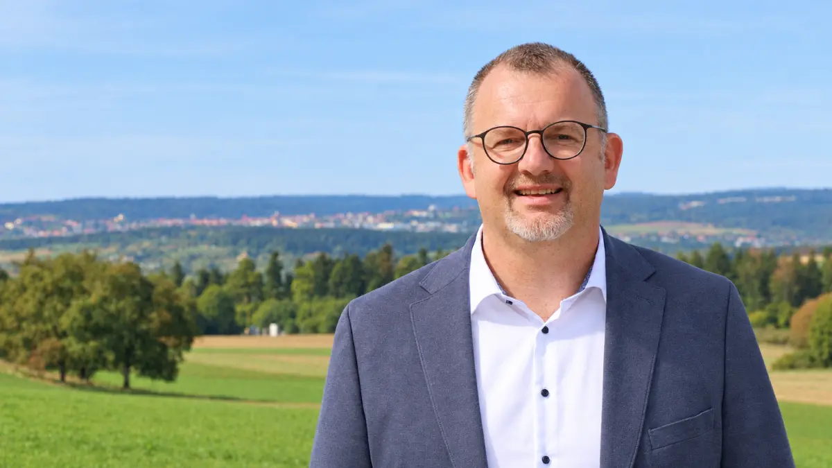 Andreas Junt an seiner Lieblingsstelle im Landkreis: Von der Anhöhe zwischen Schopfloch und Glatten hat er viele Orte im Blick. Hier ist ihm Freudenstadt zu sehen.