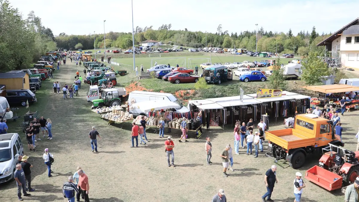 Historische Fahrzeuge, zünftige Blasmusik und beste Stimmung: Das Herbstfest in Grünmettstetten lockte bei strahlendem Sonnenschein zahlreiche Besucher auf das Festgelände.