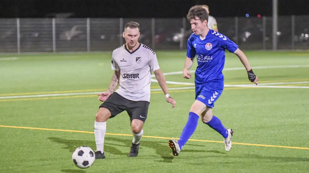 Fabian Kuttler (rechts) und der FC Huttingen setzten sich in Runde eins gegen den FC Kandern um Tim Lamprecht durch.