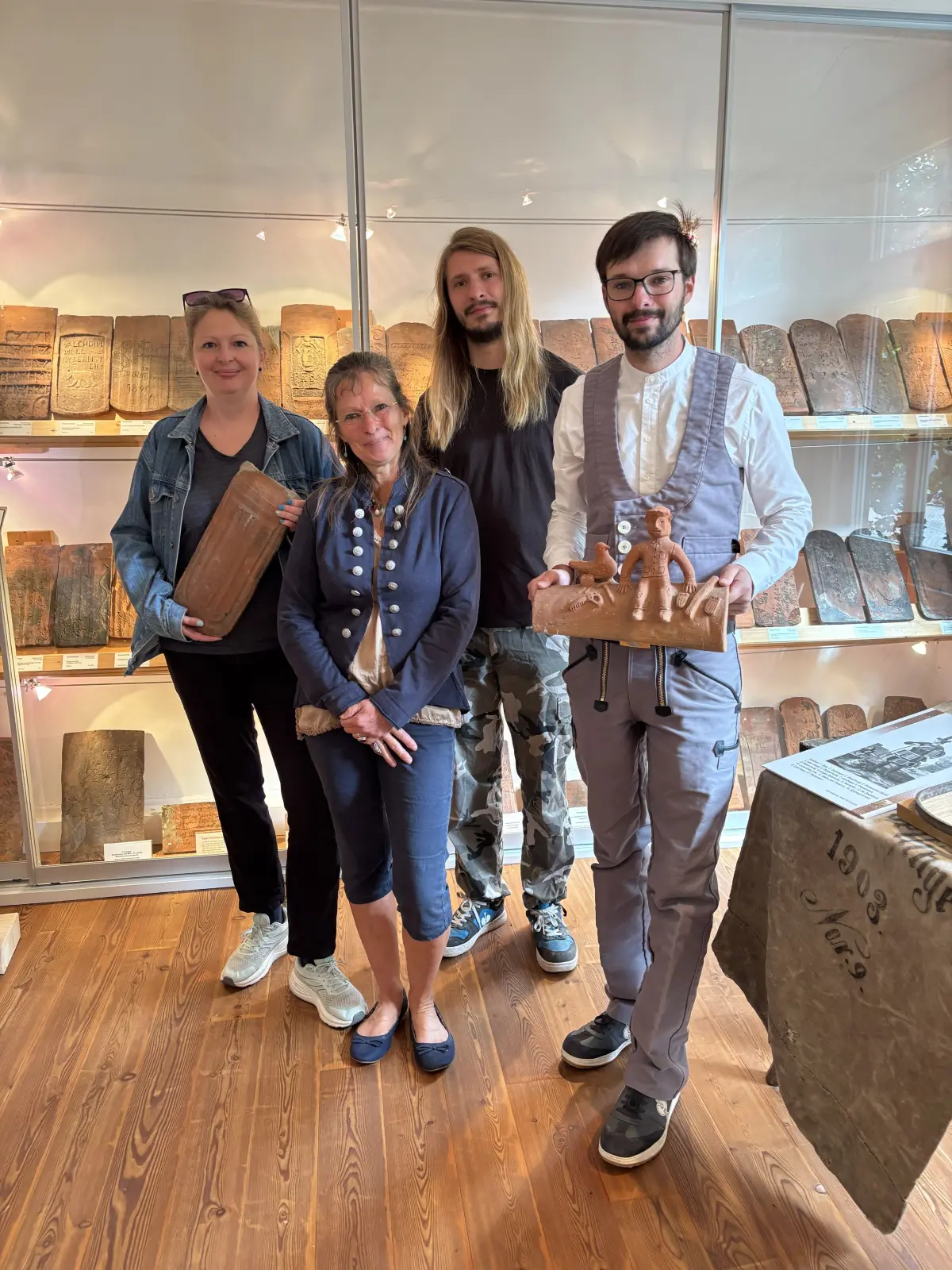 Ehrengast auf dem Museumsfest war Inge Bernt (zweite von links), die Witwe des Sammlers von Feierabendziegeln Edmund Bernt (1952–2016), der dem Museum Bad Herrenalb vor 20 Jahren seine schönsten Exponate als Dauerleihgabe überließ. Anwesend waren auch dessen Kinder (von links) Franziska Geiger, Korbinian Bernt und Wendelin Bernt.