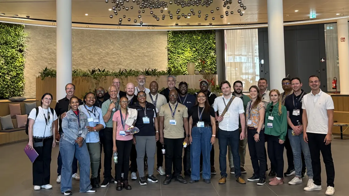 Eine Delegation aus Südafrika macht auf ihrer Deutschlandreise Station bei VEGA, um sich über nachhaltige Technologien für Wasser- und Recyclinganwendungen auszutauschen. Foto: