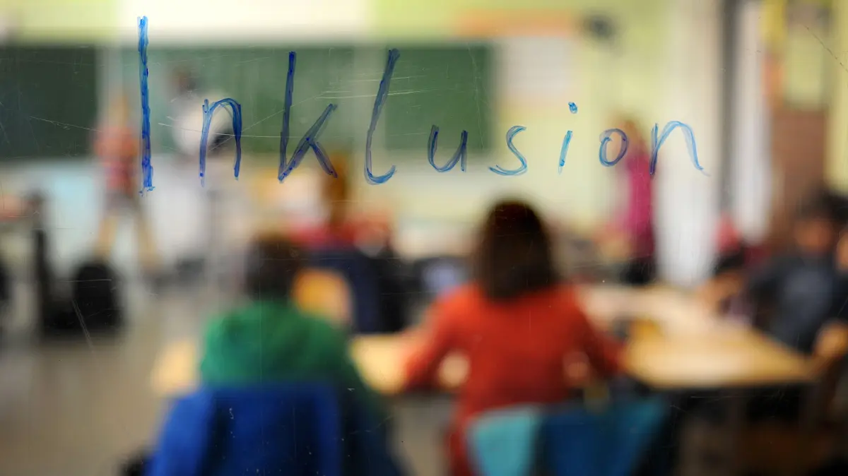 Nach der Statistik des Landkreises haben im vergangenen Schuljahr 25/26 mehr als 250 Schüler aufgrund von seelischen Erkrankungen individuelle Unterstützung beim Schulbesuch in Anspruch genommen.