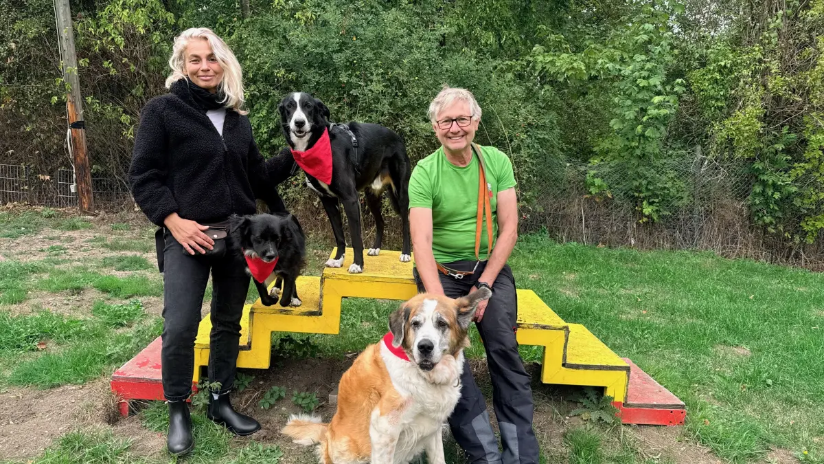 Chris Rehhorn und Eberhard Banholzer von den Rottweiler Hundefreunden mit ihren Fellnasen. Am Wochenende findet wieder die Veranstaltung „Die Vermittelbaren“ auf dem Hundeplatz statt, auf die sich die beiden Vorsitzenden des Vereins schon heute freuen.