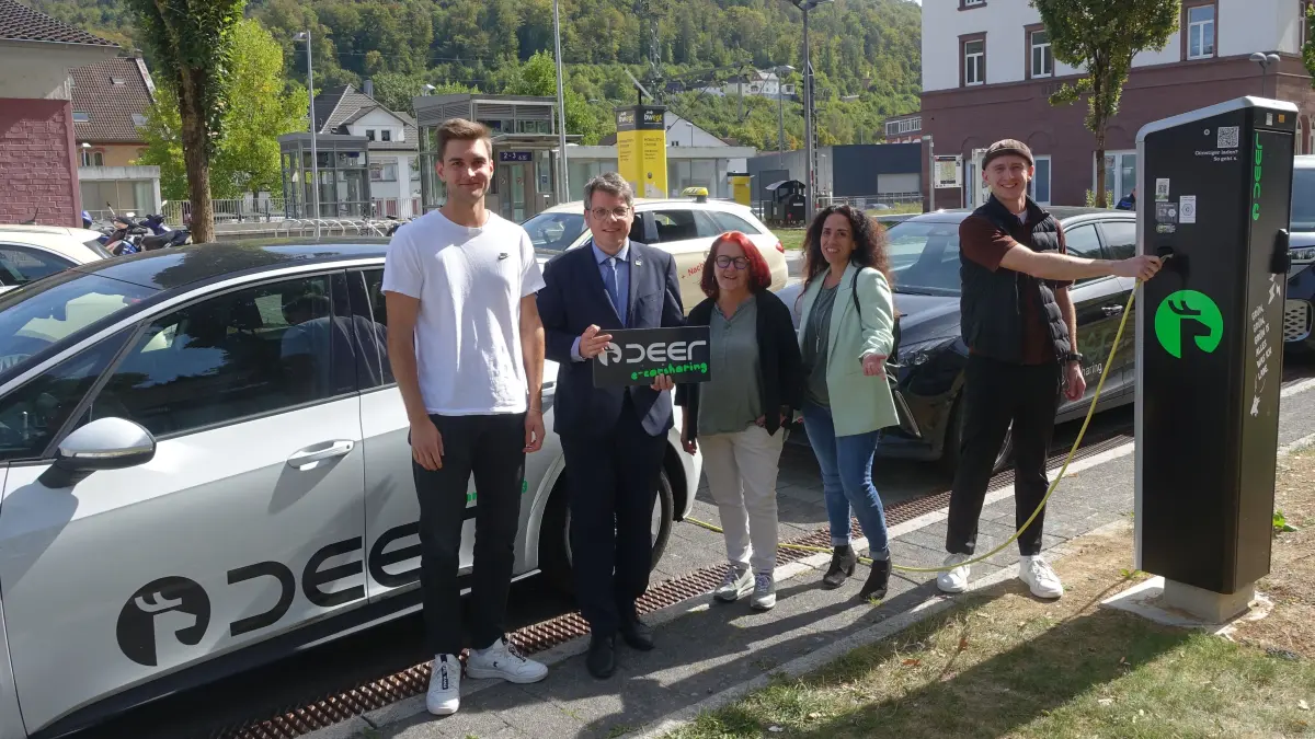 Kevin May von „Deer“ (von links), Bürgermeister Matthias Winter, Stadträtin Annete Beiter, Stadtbaumeisterin Lidia Melito-David und Klimaschutzmanager Marc Schenk sind die ersten an der Deer-Ladestation am Bahnhof.