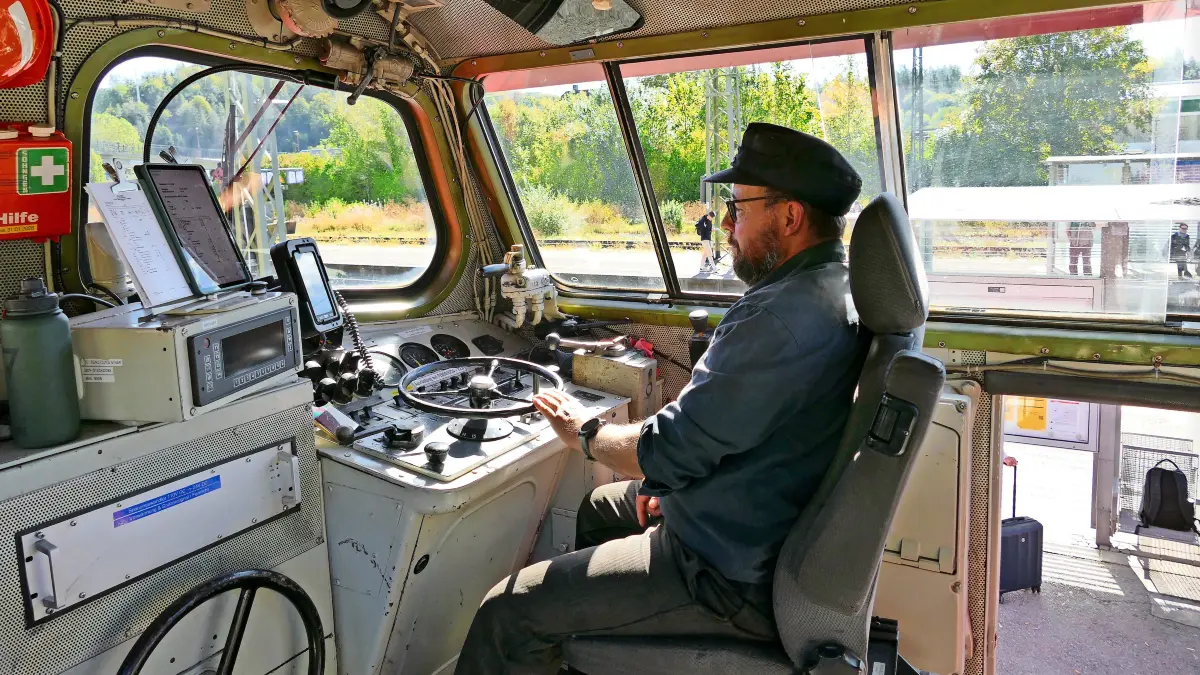 uri Hucklenbroich im Führerstand der Diesellok 212 261-2. Er verlässt am Tag der Schiene die übliche Fahrtstrecke der Sauschwänzlebahn und fährt zwei Mal von Blumberg über Immendingen nach Tuttlingen und zurück.
