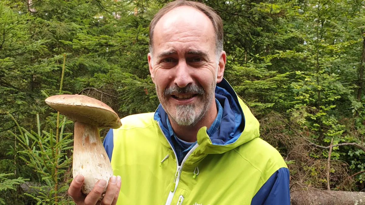 Joachim Erk zeigt einen monumentalen Steinpilz.