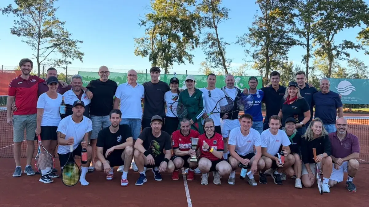 Die Teilnehmer des Vereinspokalturniers des TC Eutingen stellten sich zum Gruppenfoto.