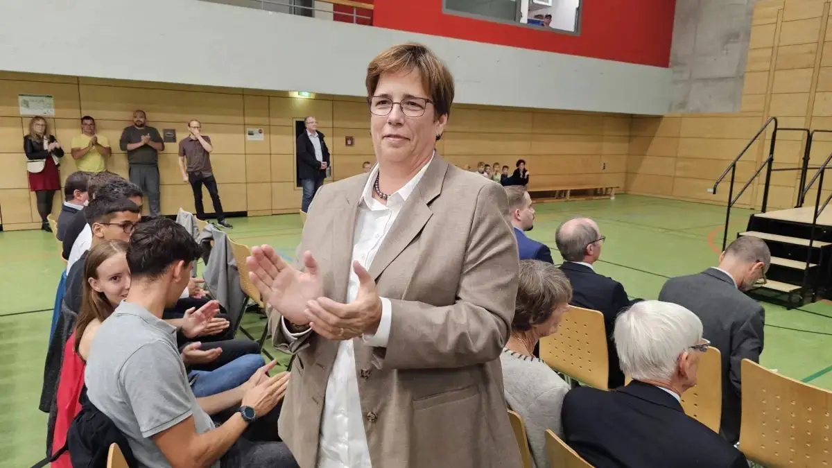 21. September 2025: In diesem Moment erfährt Marion Isele das deutliche Wahlergebnis und bedankt sich mit Applaus bei den Wählern für das Vertrauen. Nun sprechen sie und die Fraktionsvorsitzenden über die Zeit seit der Wahl.
