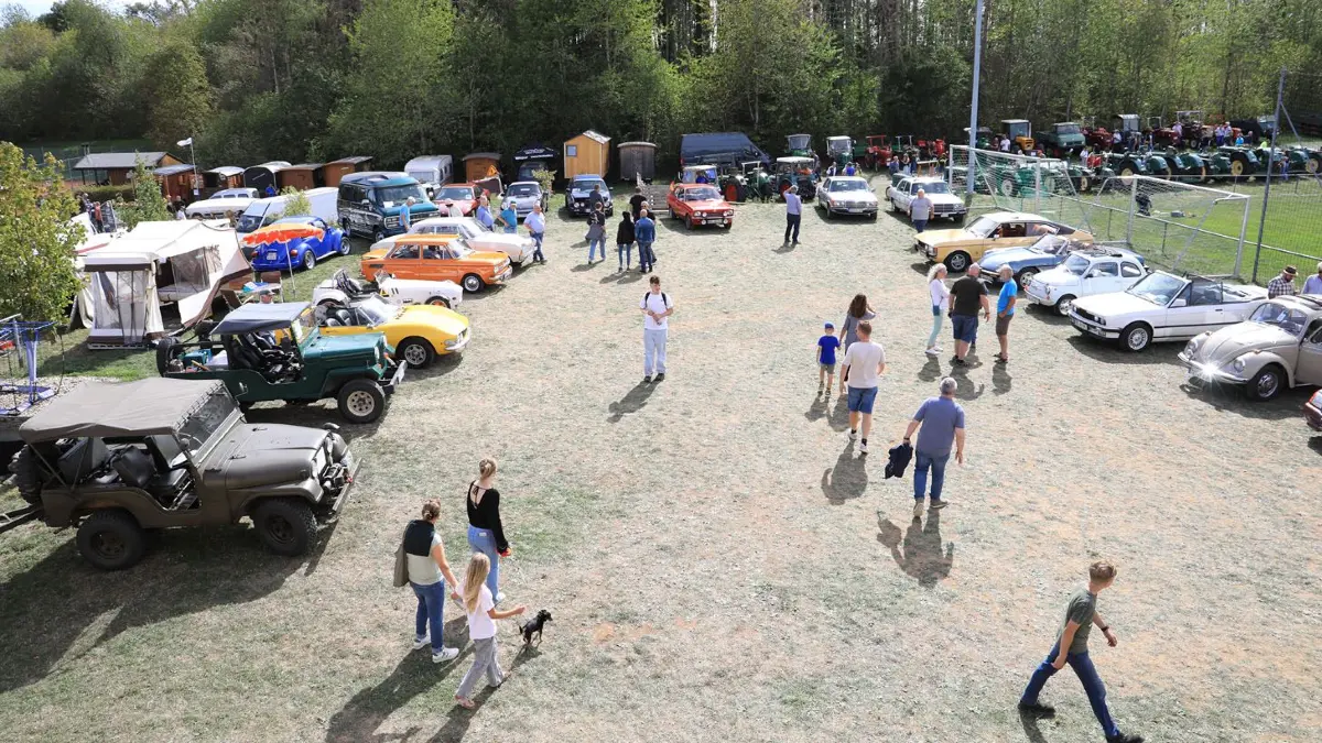 Historische Fahrzeuge, zünftige Blasmusik und beste Stimmung: Das Herbstfest in Grünmettstetten lockte bei strahlendem Sonnenschein zahlreiche Besucher auf das Festgelände.