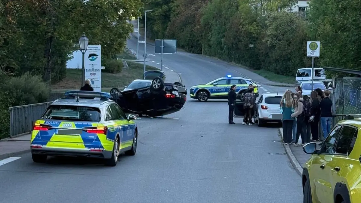 Bei einem Unfall in Eschbronn ist ein Auto auf dem Dach gelandet.