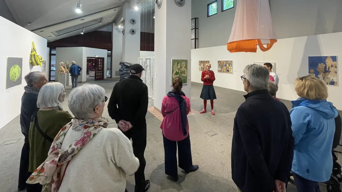 Julia von Troschke beim Internationalen Museumstag mit Besucherinnen und Besuchern der Ausstellung.