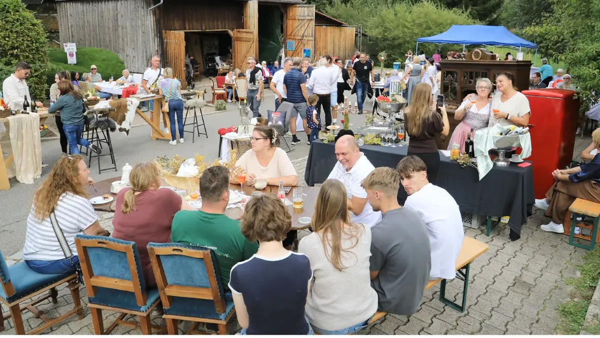Das Landhauscafé im Stile des 19. Jahrhunderts mit Torten, Kuchen und Kaffee zog wieder viele Besucher in den Bann.